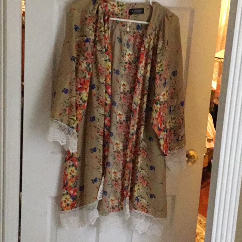 Kimono size xxl.beige or tan floral with lace. Relipop. Perfect for light robe